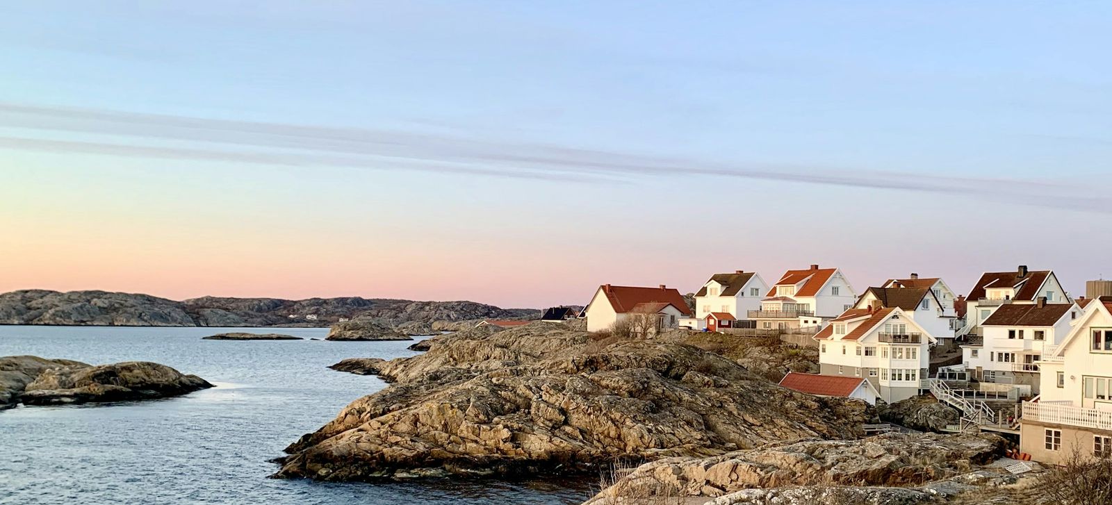 Klippor och hus vid havet på Tjörn