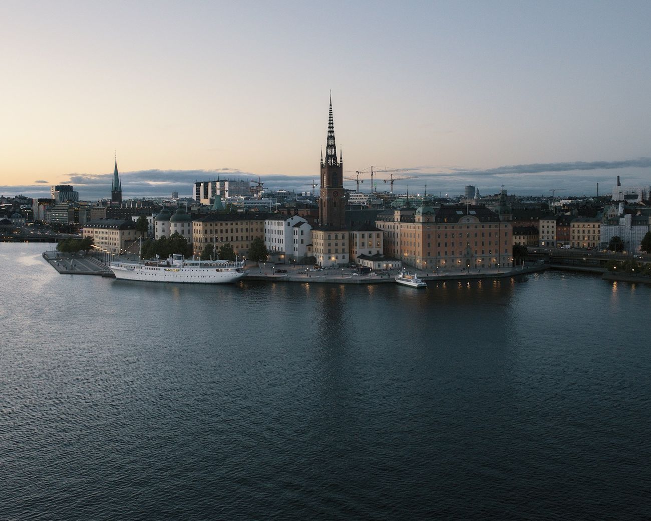 Stockholm, Riddarholmen och Gamla stan sedda från Södermalm en sommarkväll